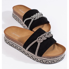 Chanclas de mujer negras con decoración. negro 3