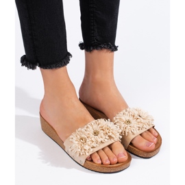 Zapatillas de casa mujer de ante beige con flores. 2
