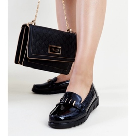 Mocasín charol negro con tira decorativa Marlisa 3