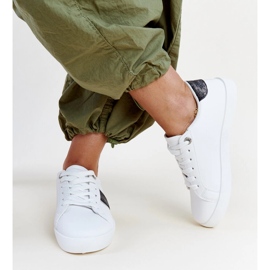Zapatillas blancas y negras con raya decorativa Grada. blanco 2
