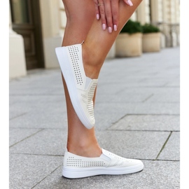 Zapatillas slip-on caladas en beige de Dafina 1