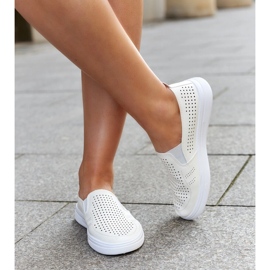 Zapatillas slip-on caladas en beige de Dafina 2