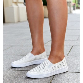 Zapatillas slip-on caladas en beige de Dafina 4