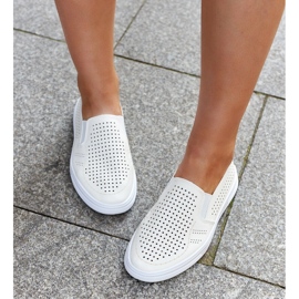 Zapatillas slip-on caladas en beige de Dafina 5
