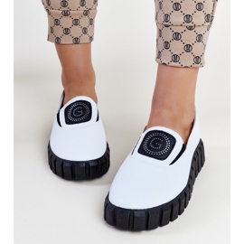 Zapatos blancos con suela Teska maciza. 2