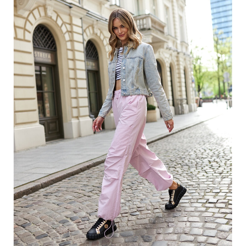 Zapatillas negras y doradas con suela Bionda masiva. negro 1