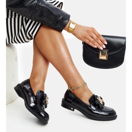 Zapatos de piel negros con hebilla decorativa. 4