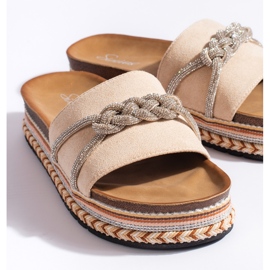 Chanclas de mujer beige con decoración. 2