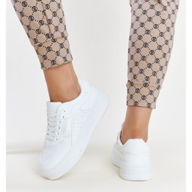 Zapatillas blancas con suela Intis más gruesa. blanco 4