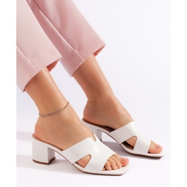 Chanclas de mujer blancas con tacón blanco 1