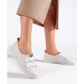 Zapatillas blancas de mujer con velcro. blanco 3