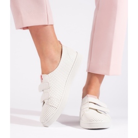 Zapatillas blancas de mujer con velcro. blanco 2