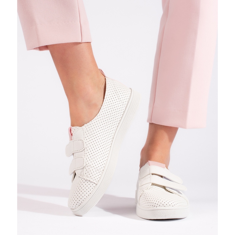 Zapatillas blancas de mujer con velcro. blanco 2