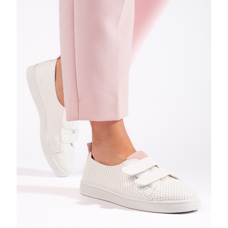 Zapatillas blancas de mujer con velcro. blanco 1