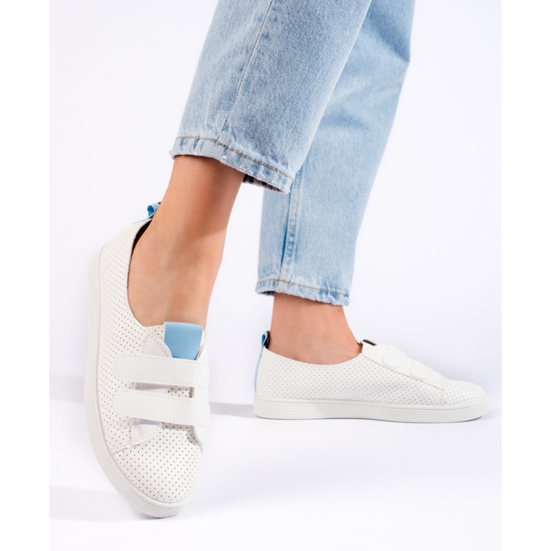 Zapatillas blancas de mujer con velcro. blanco 1