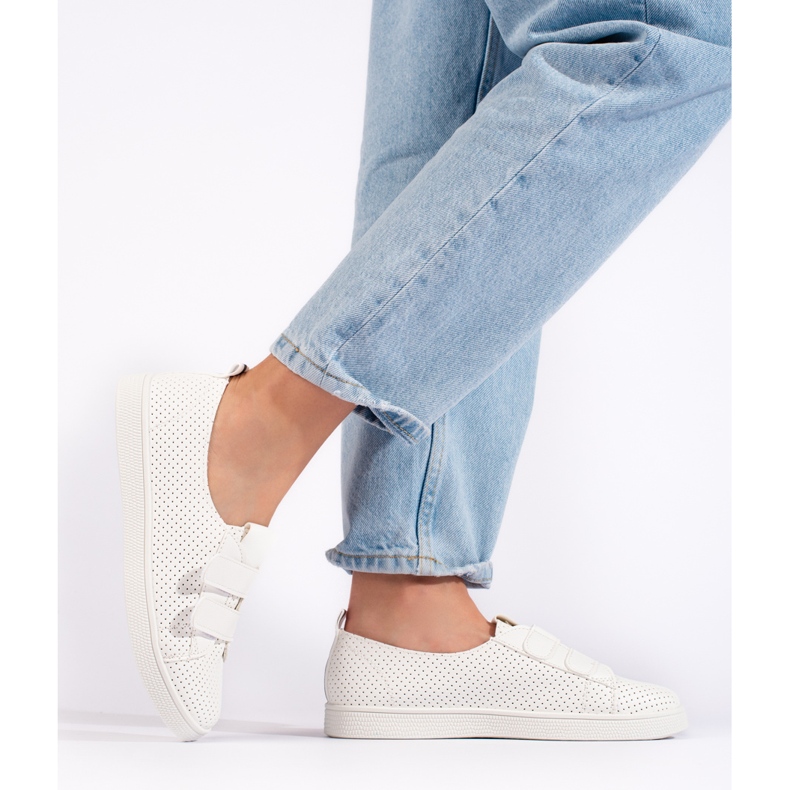 Zapatillas blancas de mujer con velcro. blanco 2