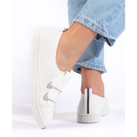 Zapatillas blancas de mujer con velcro. blanco 3