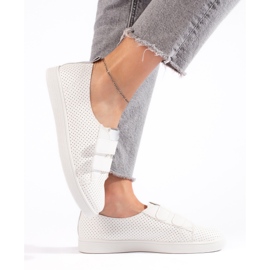 Zapatillas blancas de mujer con velcro. blanco 1