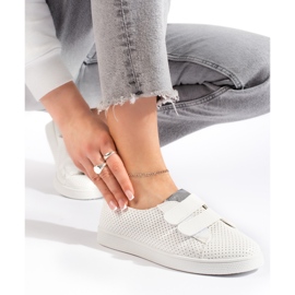 Zapatillas blancas de mujer con velcro. blanco 2