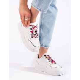 Zapatillas blancas de mujer atadas con una cinta. blanco 1