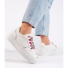 Zapatillas blancas de mujer atadas con una cinta. blanco 2