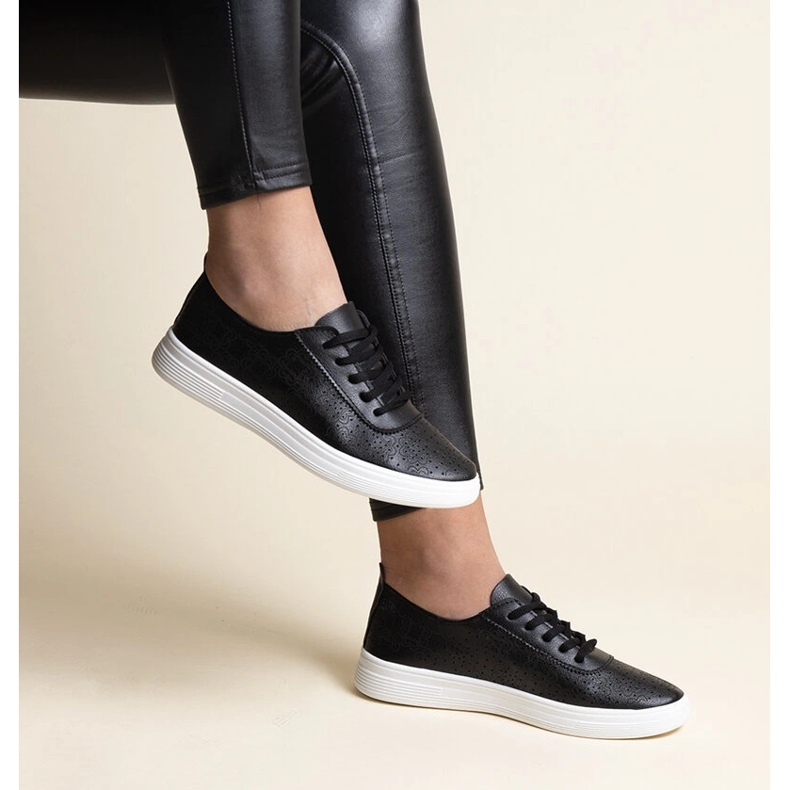 Zapatillas Whitley de piel ecológica en negro 1