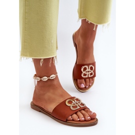 Chanclas de mujer con decoración en piel ecológica y tacón plano marrón Sadria 4
