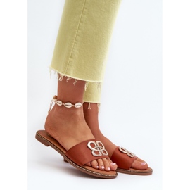 Chanclas de mujer con decoración en piel ecológica y tacón plano marrón Sadria 2