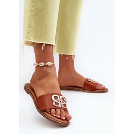 Chanclas de mujer con decoración en piel ecológica y tacón plano marrón Sadria 3