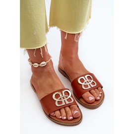 Chanclas de mujer con decoración en piel ecológica y tacón plano marrón Sadria 5