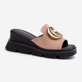 Vinceza Chanclas de Mujer Confeccionadas en Ante Ecológico con Cuña y Plataforma con Adorno Dorado, Beige Iaria 1