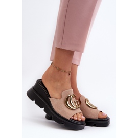 Vinceza Chanclas de Mujer Confeccionadas en Ante Ecológico con Cuña y Plataforma con Adorno Dorado, Beige Iaria 2