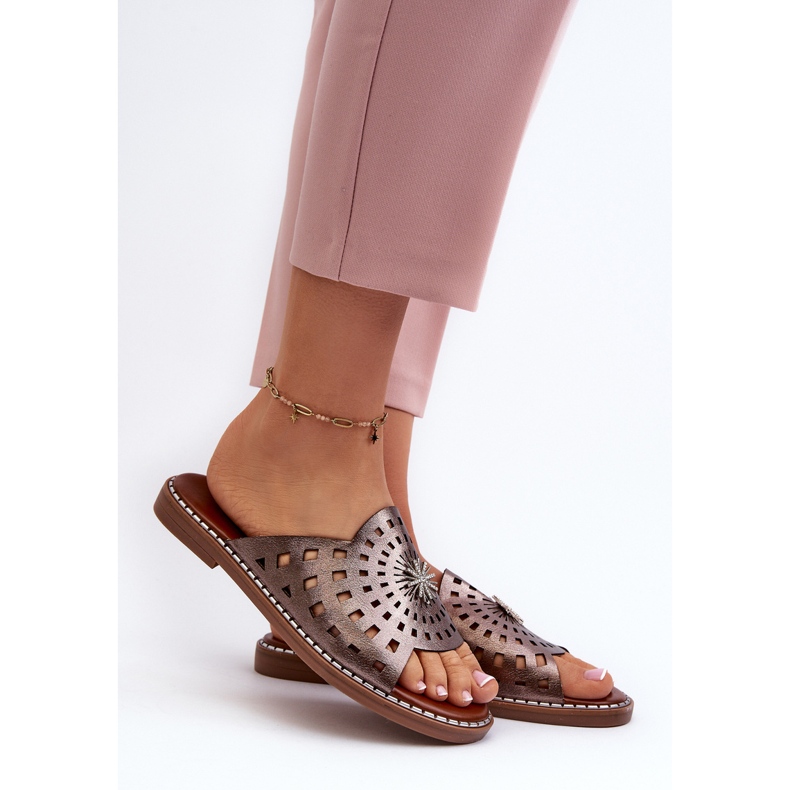 Chanclas de mujer brillantes de tacón plano con decoración cobre Ebirena marrón 2
