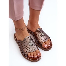 Chanclas de mujer brillantes de tacón plano con decoración cobre Ebirena marrón 5
