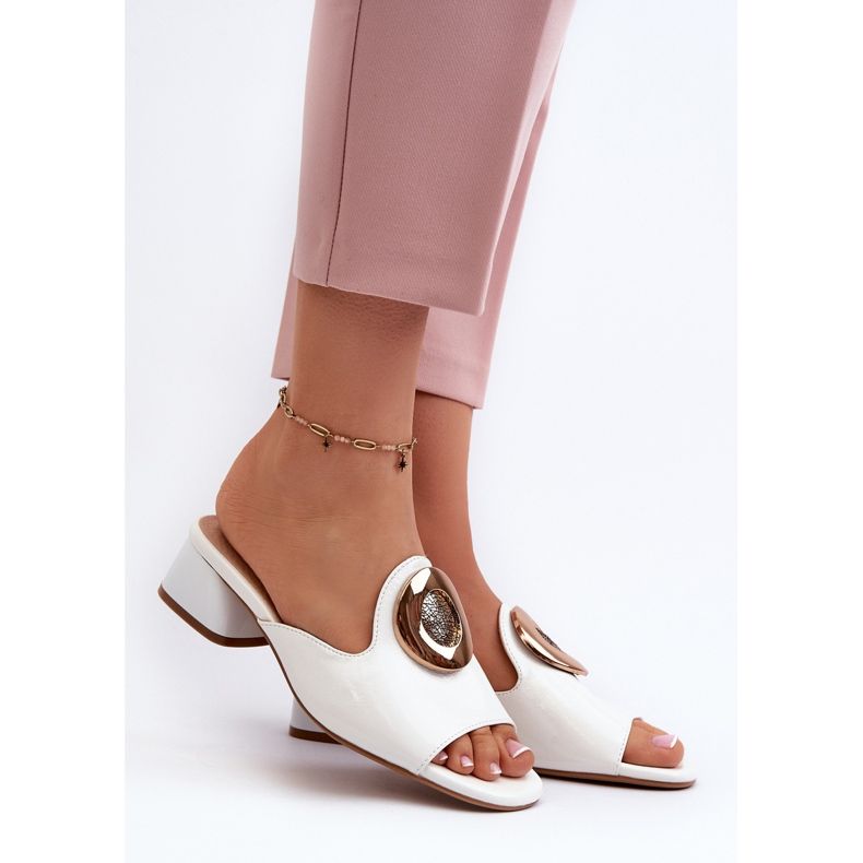 Elegantes chanclas de mujer de charol de tacón bajo con decoración dorada, blanco Uzimila 2