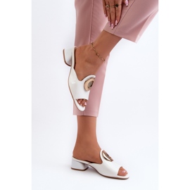 Elegantes chanclas de mujer de charol de tacón bajo con decoración dorada, blanco Uzimila 6