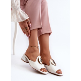 Elegantes chanclas de mujer de charol de tacón bajo con decoración dorada, blanco Uzimila 8