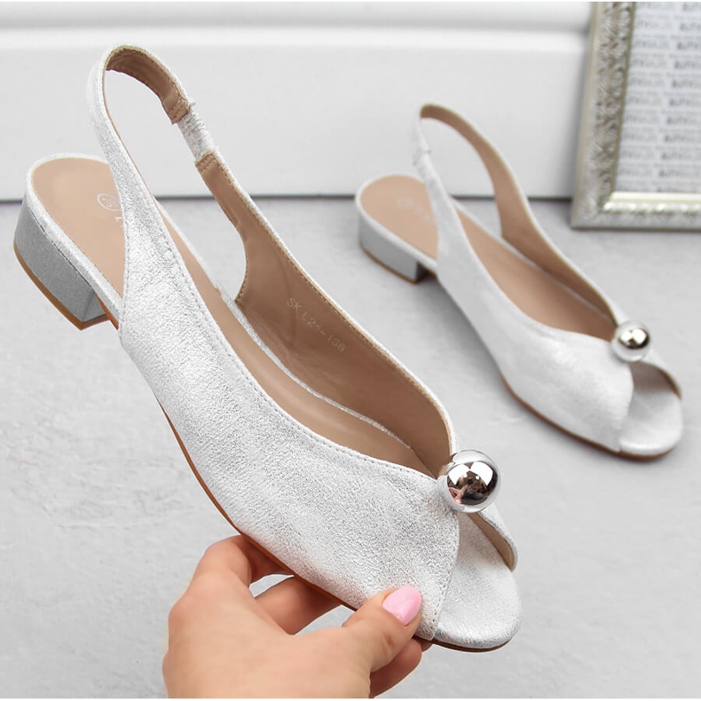 Sandalias de mujer plateadas de tacón bajo T.Sokolski 136 plata 1