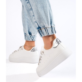 Deportivas blancas con mariposas. blanco 4