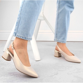 Sandalias elegantes de mujer con puntera completa y perlas beige Sergio Leone SK175 3