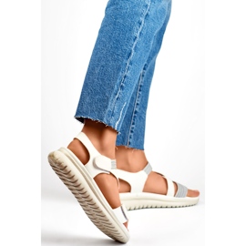 Sandalias cómodas de mujer blancas con banda elástica y cierre de velcro. blanco 2