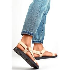 Sandalias deportivas de mujer beige con cierre de velcro. 2