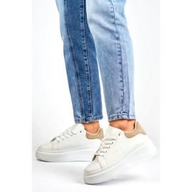 Deportivas blancas con suela gruesa y osito beige. blanco 4