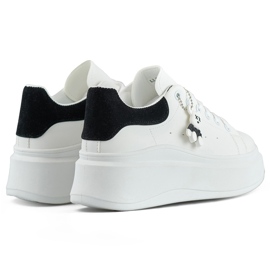 Deportivas blancas con suela gruesa y osito negro. blanco 1