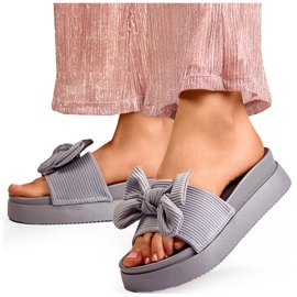 Chanclas de mujer grises con lazo sobre suela gruesa. 2