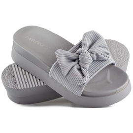Chanclas de mujer grises con lazo sobre suela gruesa. 1