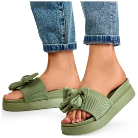 Zapatillas de mujer verde claro con lazo sobre suela gruesa. 4