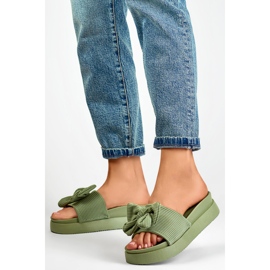 Zapatillas de mujer verde claro con lazo sobre suela gruesa. 3
