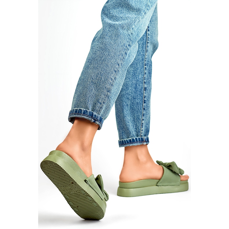 Zapatillas de mujer verde claro con lazo sobre suela gruesa. 1