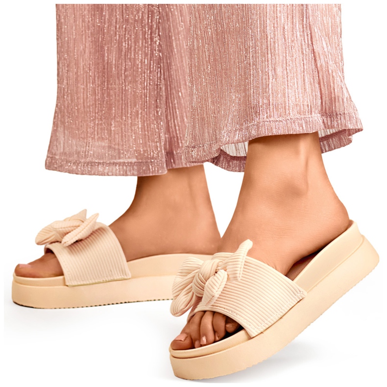 Zapatillas de mujer beige con lazo sobre suela gruesa. 1